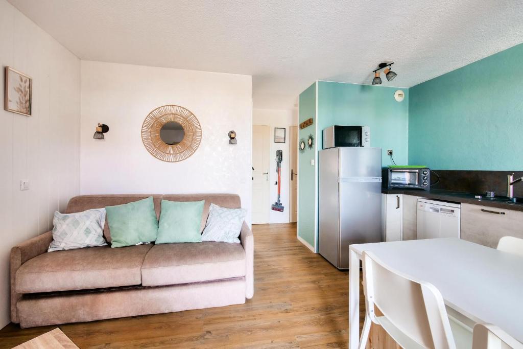 un salon avec un canapé et une cuisine dans l'établissement Résidence Port Bourgenay - maeva Home - Appartement 2 pièces 5 personnes - Prestige MAE-5684, à Talmont-Saint-Hilaire
