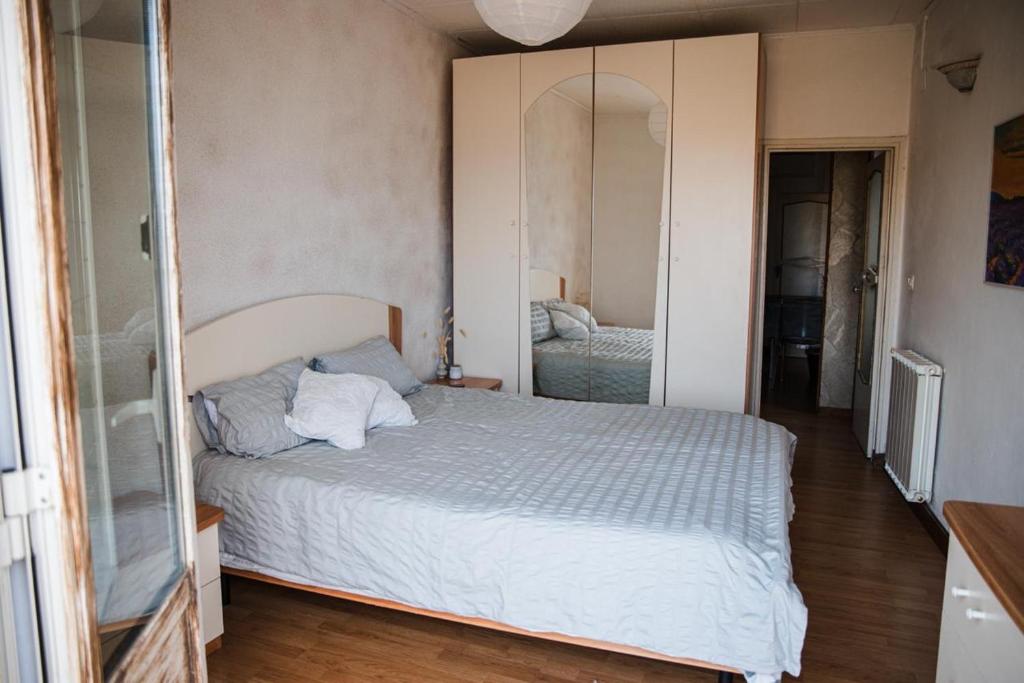 Postel nebo postele na pokoji v ubytování Le Chevalier Apartment