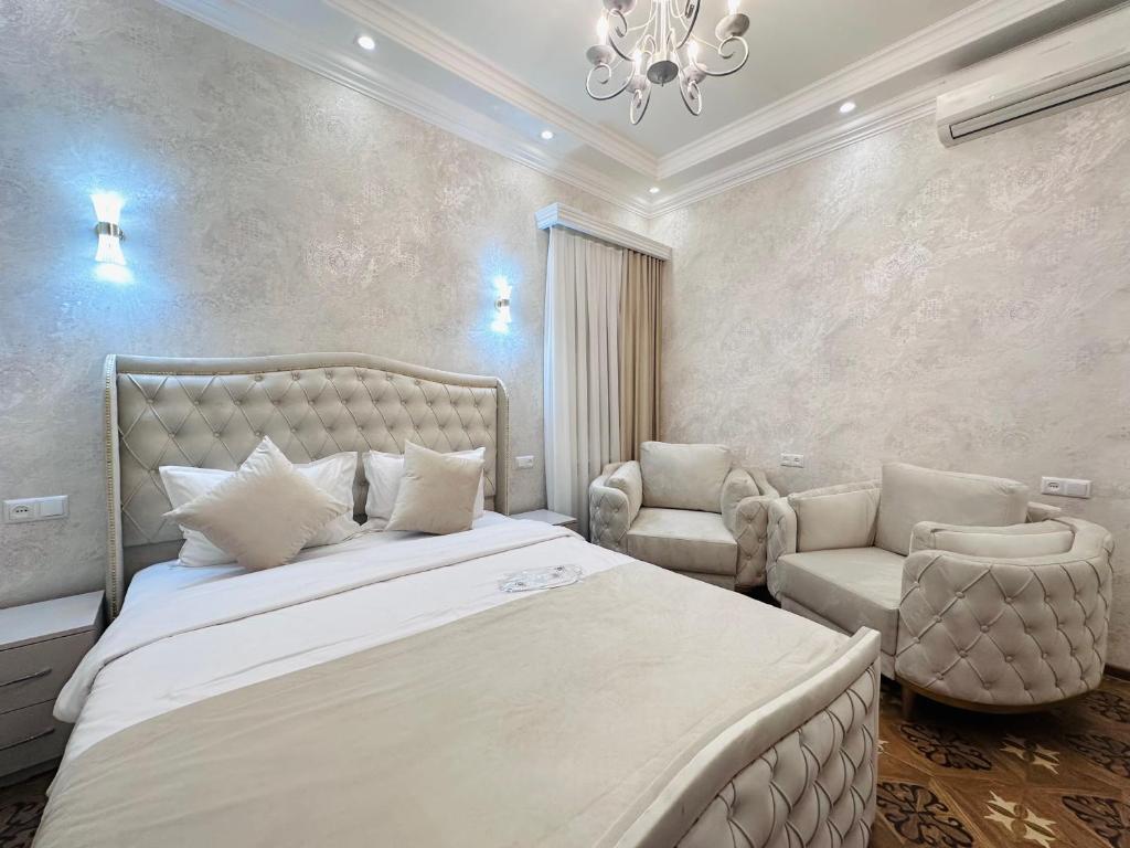Postel nebo postele na pokoji v ubytování Royal Renaissance Hotel