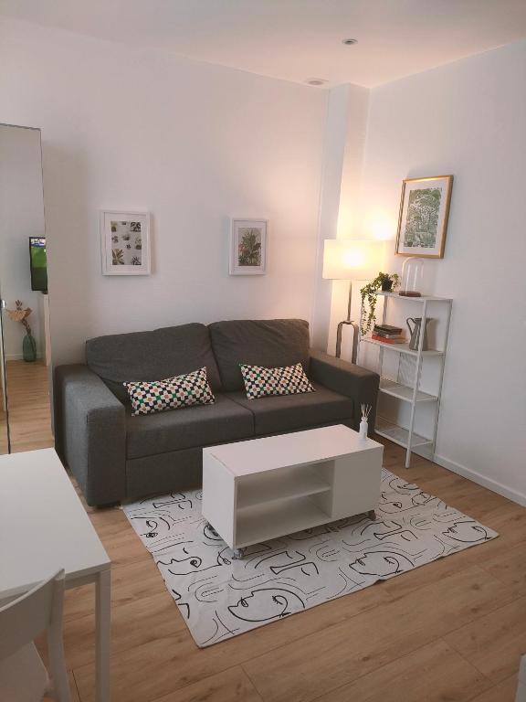 un salon avec un canapé et une table basse dans l'établissement Appartement proche de Paris Canal,Disney, Netflix, à Aulnay-sous-Bois