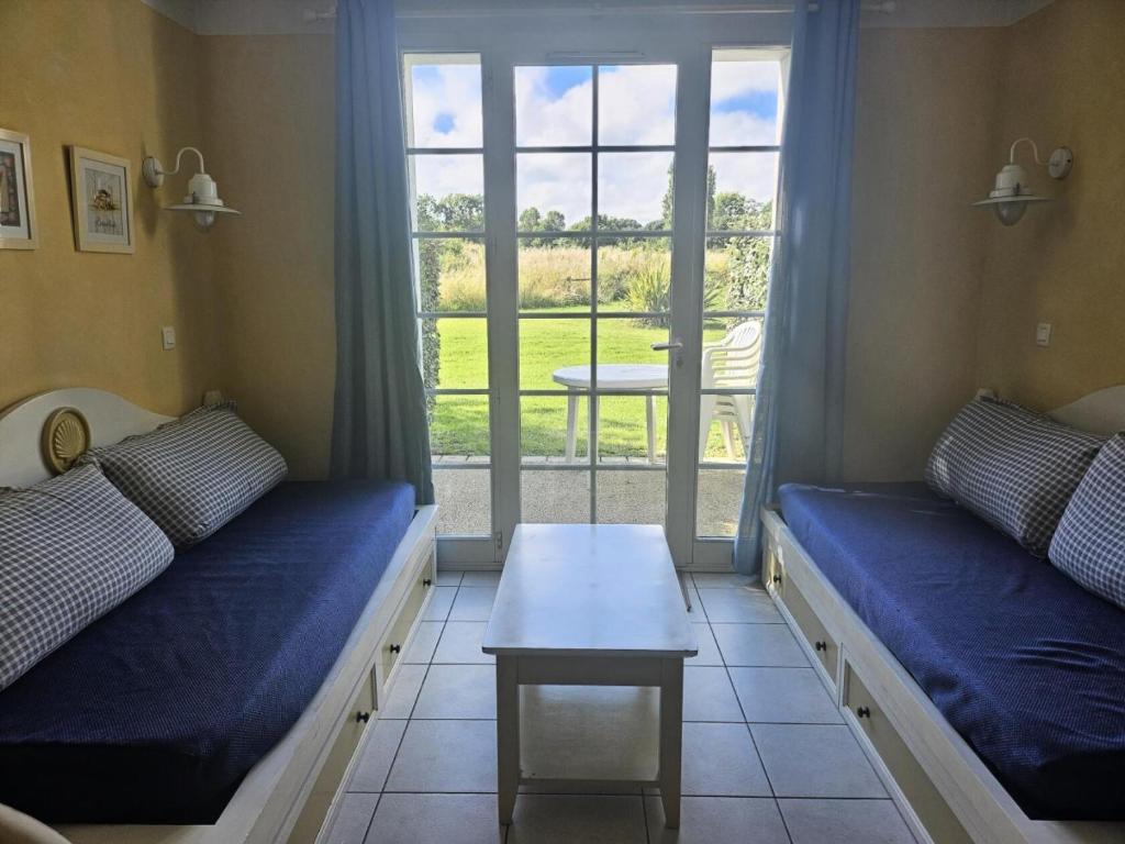 une chambre avec deux lits, une table et une fenêtre dans l'établissement Résidence Port Bourgenay - maeva Home - Appartement 2 pièces 4 personnes - Sélection MAE-5821, à Talmont-Saint-Hilaire