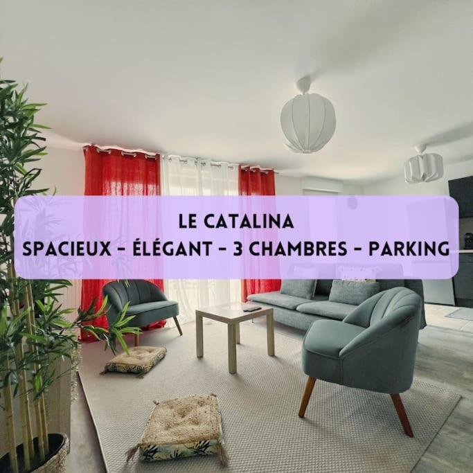 un salon avec un panneau indiquant le carolinafficientfficient chambers parking dans l'établissement Le Catalina, à Saint-Sébastien-sur-Loire