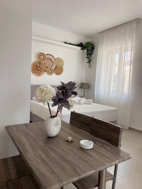 Postel nebo postele na pokoji v ubytování Kyma Luxury Suite