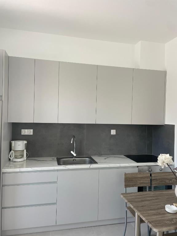 Kuchyň nebo kuchyňský kout v ubytování Kyma Luxury Suite