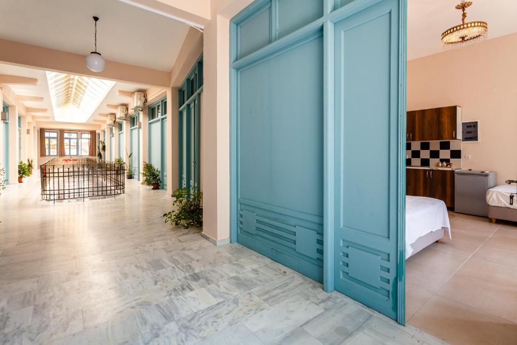 a hallway with a blue door in a bedroom at Στούντιο Στη Στοά Βαρβουτσή#10 in Kalamata