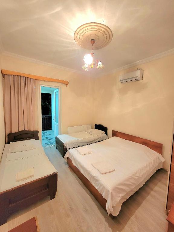 Postel nebo postele na pokoji v ubytování Temo's guest house kobuleti