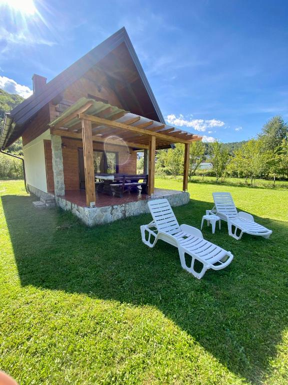 a house with two lounge chairs and a table at Deni&Dino in Lohovo