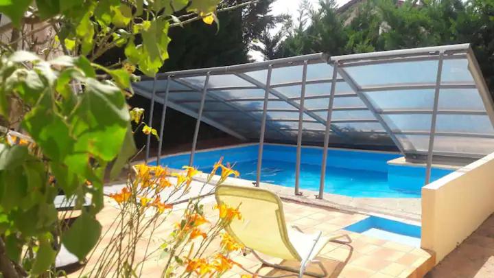 Swimmingpoolen hos eller tæt på Chambres privées dans maison avec jardin-Proche LDLC-Groupama Stadium-Eurexpo