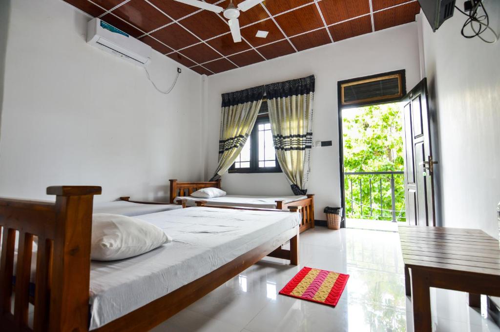 Postel nebo postele na pokoji v ubytování Hotel Siyathma polonnaruwa