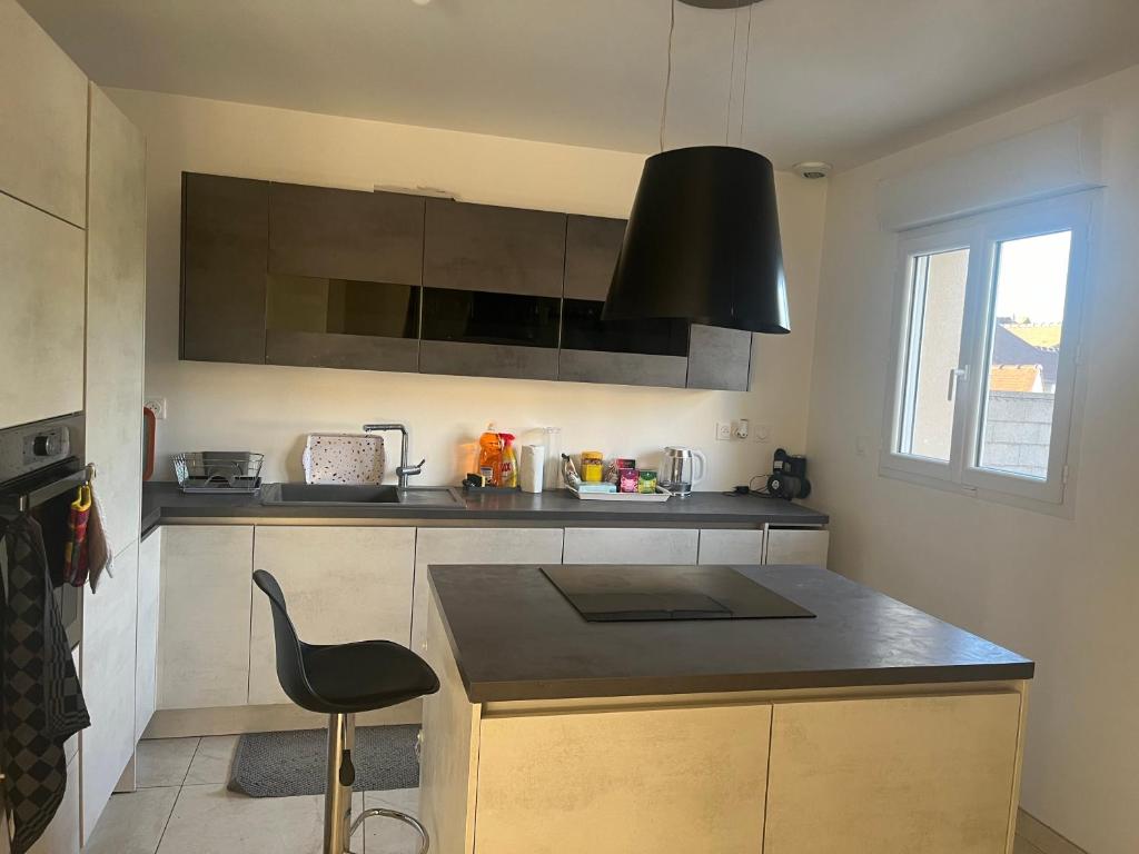 Η κουζίνα ή μικρή κουζίνα στο Maison familiale dans un quartier calme