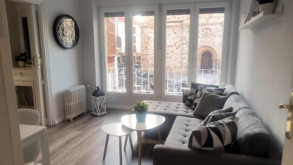 a living room with a couch and a table at El Mirador De San Juan in Zamora
