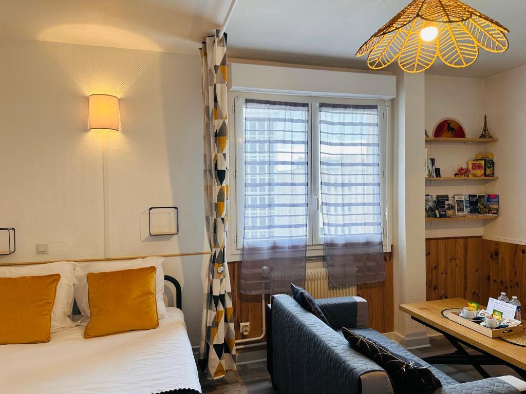 Postel nebo postele na pokoji v ubytování ORLEANS CENTRE PROCHE GARE - Appartement fonctionnel Résidence calme Parking privé gratuit - LE CENTRAL ELEGANCE