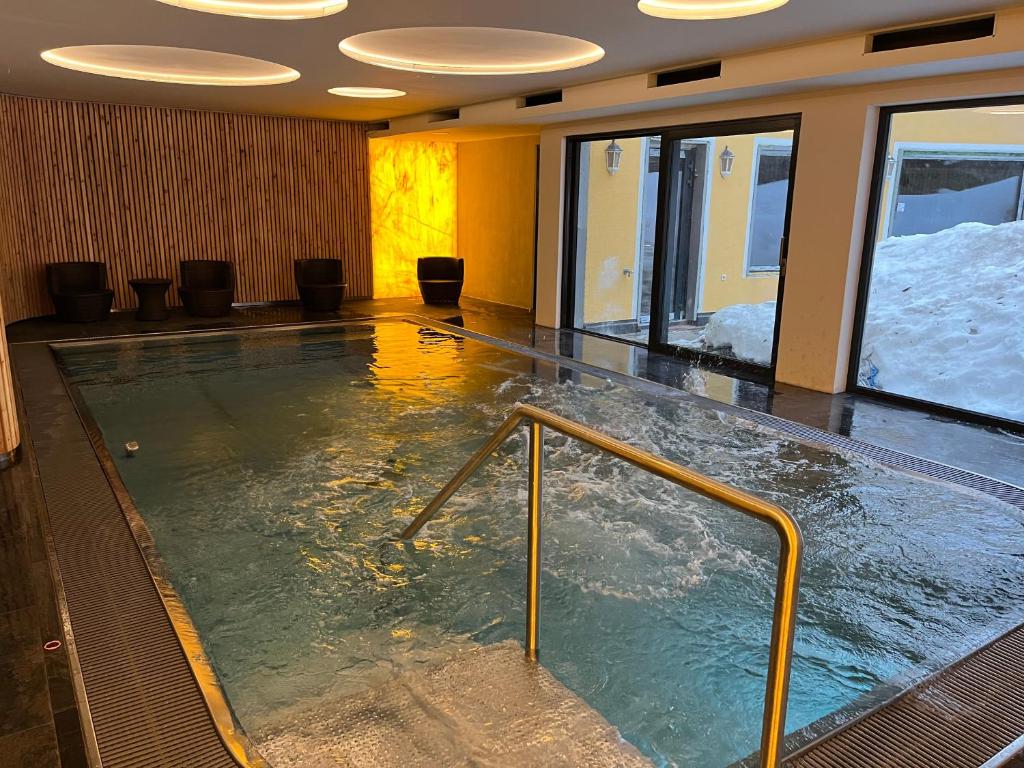 Bazén v ubytování Tieflehner Hof Pitztalhaus Hotel nebo v jeho okolí