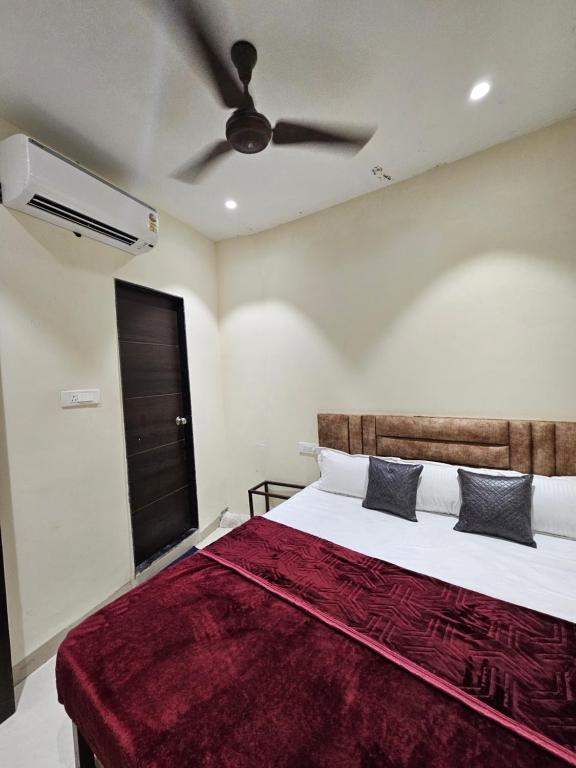 Postel nebo postele na pokoji v ubytování HOTEL DEV BHOOMI -Ujjain