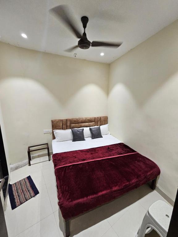 Postel nebo postele na pokoji v ubytování HOTEL DEV BHOOMI -Ujjain
