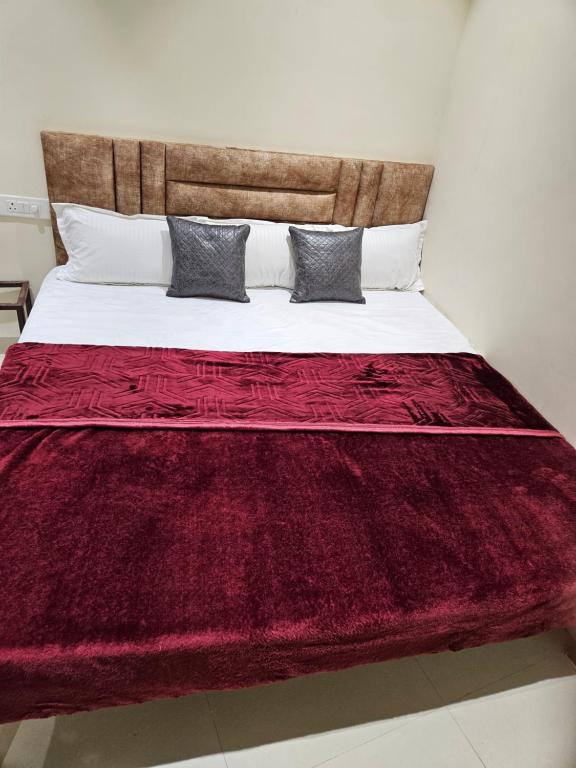 Postel nebo postele na pokoji v ubytování HOTEL DEV BHOOMI -Ujjain