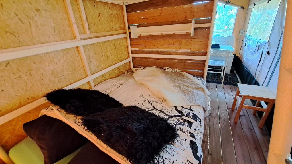 Postel nebo postele na pokoji v ubytování Safaritent 'Skogen'