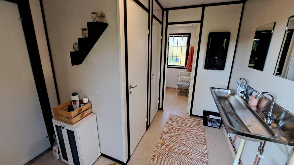 Kuchyň nebo kuchyňský kout v ubytování Safaritent 'Skogen'