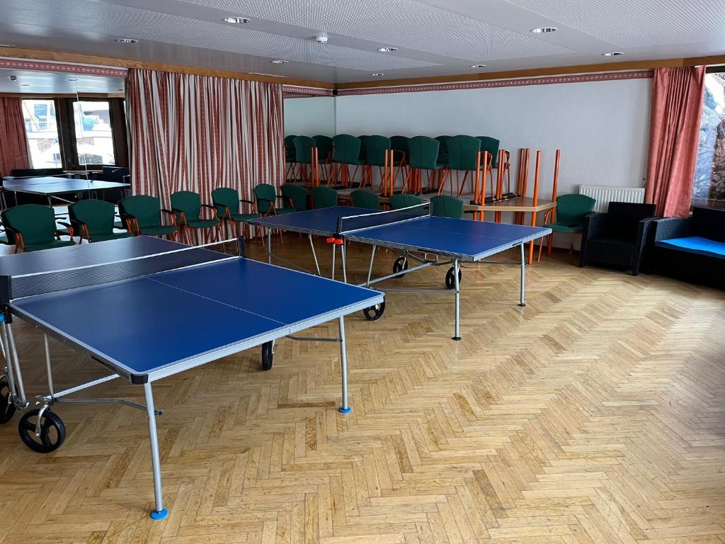 Stolní tenis v ubytování Tieflehner Hof Pitztalhaus Hotel nebo okolí