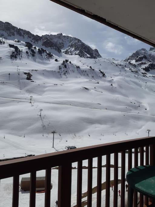 d'un balcon offrant une vue sur une montagne enneigée. dans l'établissement Appartement 