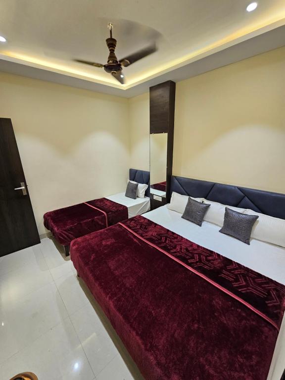 Postel nebo postele na pokoji v ubytování HOTEL DEV BHOOMI -Ujjain