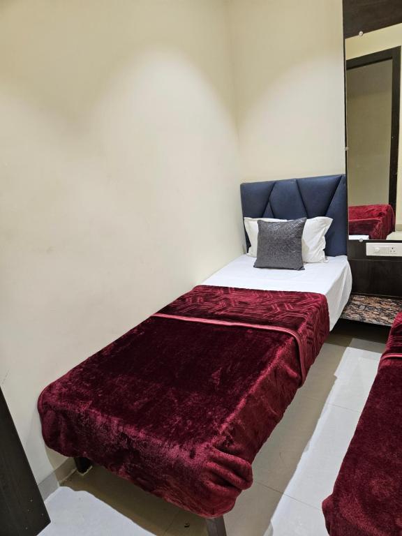 Postel nebo postele na pokoji v ubytování HOTEL DEV BHOOMI -Ujjain