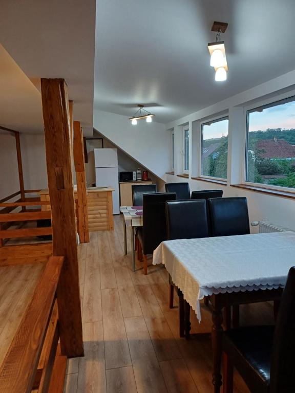 a living room with a table and chairs and a kitchen at Cazare Rasnov in Râşnov