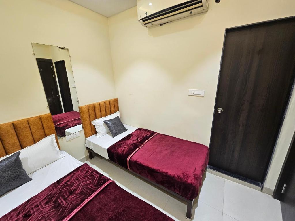 Postel nebo postele na pokoji v ubytování HOTEL DEV BHOOMI -Ujjain