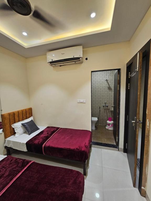 Postel nebo postele na pokoji v ubytování HOTEL DEV BHOOMI -Ujjain