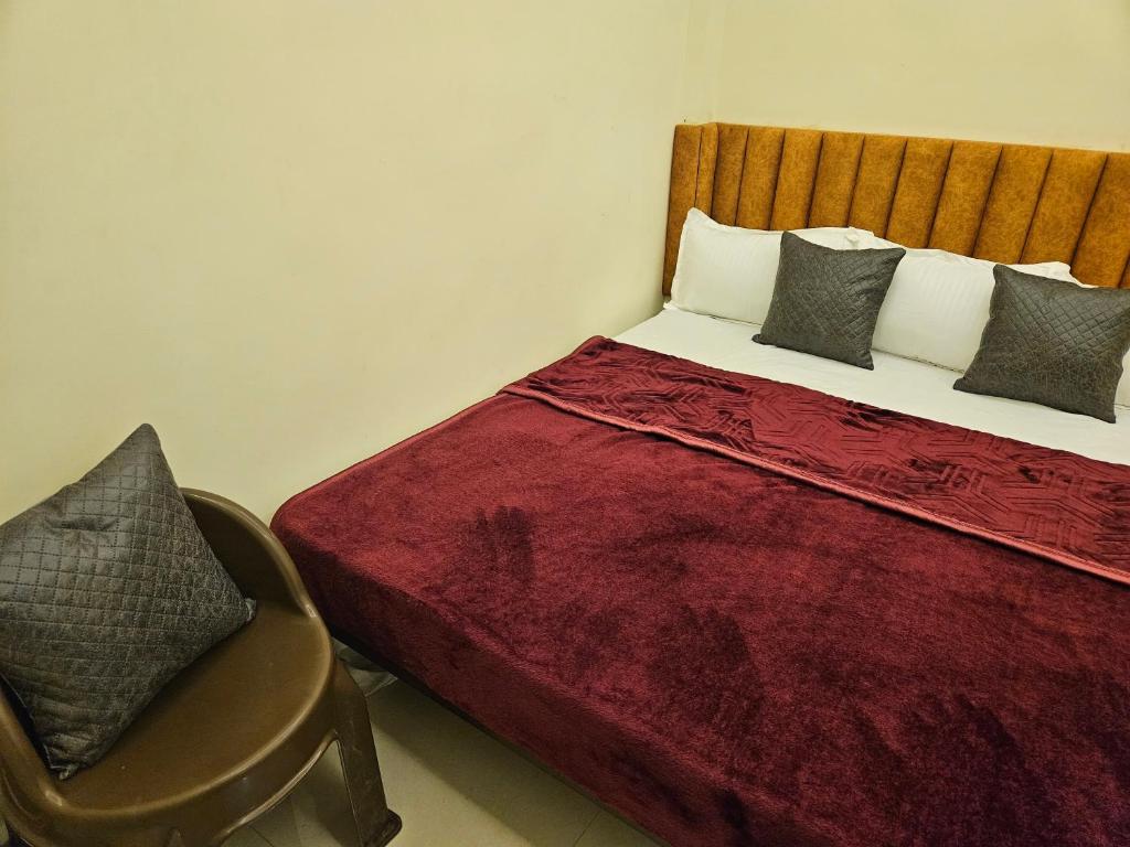 Postel nebo postele na pokoji v ubytování HOTEL DEV BHOOMI -Ujjain