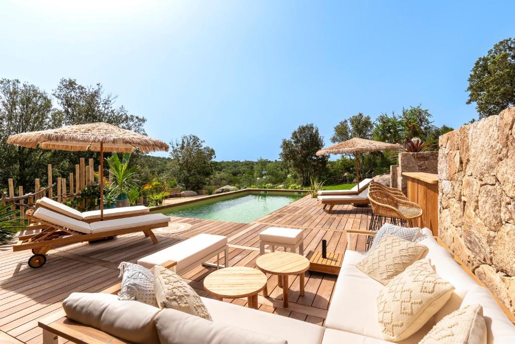 un patio arredato e una piscina di Bellezza - Villa climatisée piscine a Lecci
