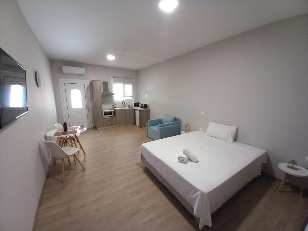 Łóżko lub łóżka w pokoju w obiekcie THALASSA ALMYROS APARTMENTS