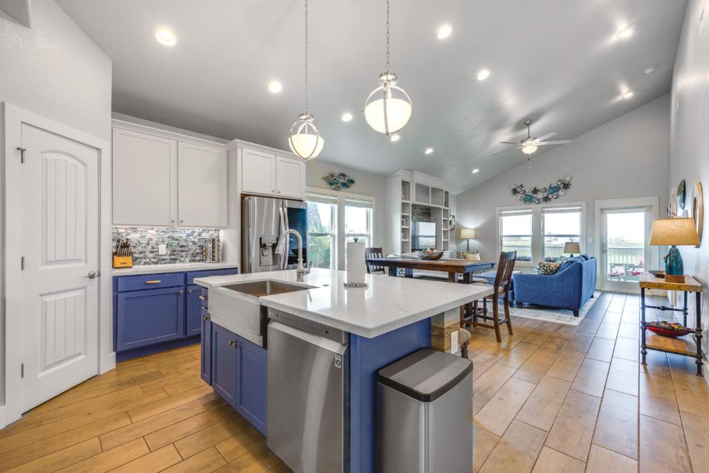 Dapur atau dapur kecil di 1 Mi to Beach Access Coastal Port Aransas Home