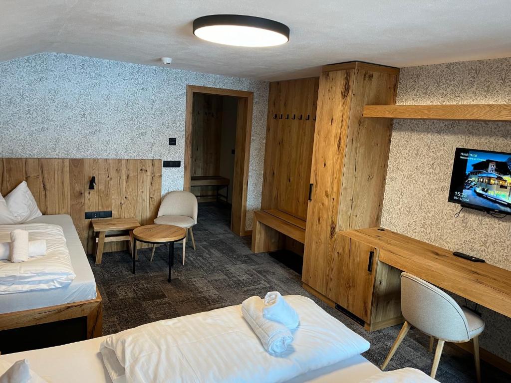 Postel nebo postele na pokoji v ubytování Tieflehner Hof Pitztalhaus Hotel