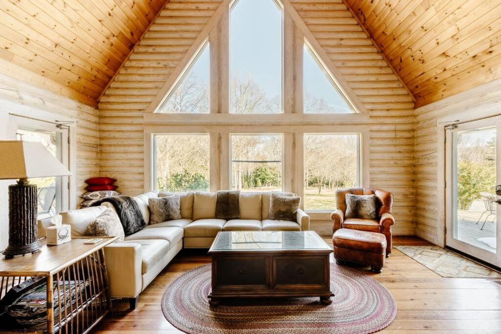 Cabin Lodge on Lake Bowen with lake access - Housity