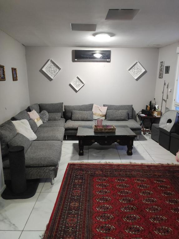 un salon avec un canapé et une table basse dans l'établissement Idéal JO 2024, à Argenteuil