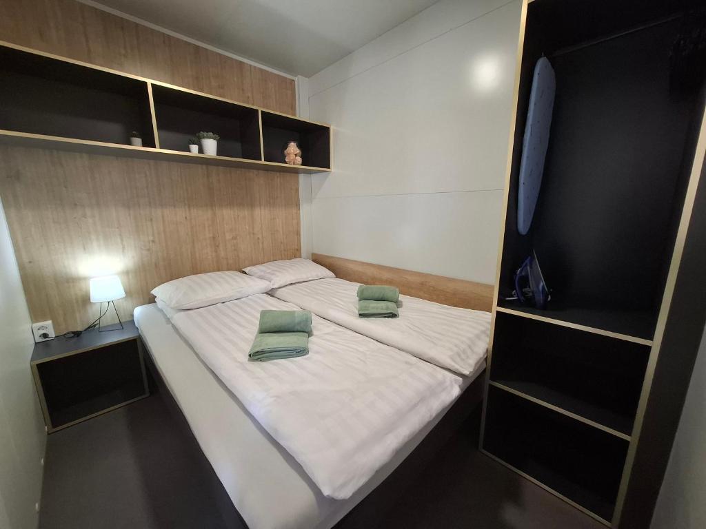 Postel nebo postele na pokoji v ubytování Luna Mobilehomes
