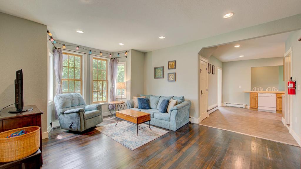 Posezení v ubytování Snowdrop Apartment - Just 10 Minutes to the Beach!