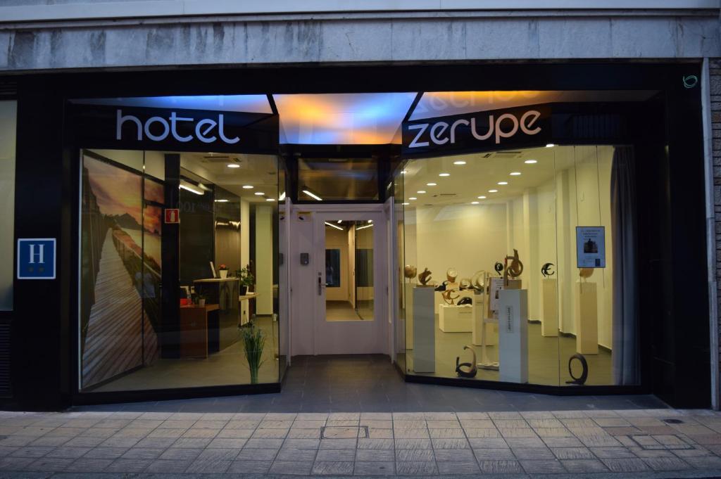 una tienda frente a una tienda con muchas ventanas en Zerupe Hotel, en Zarautz