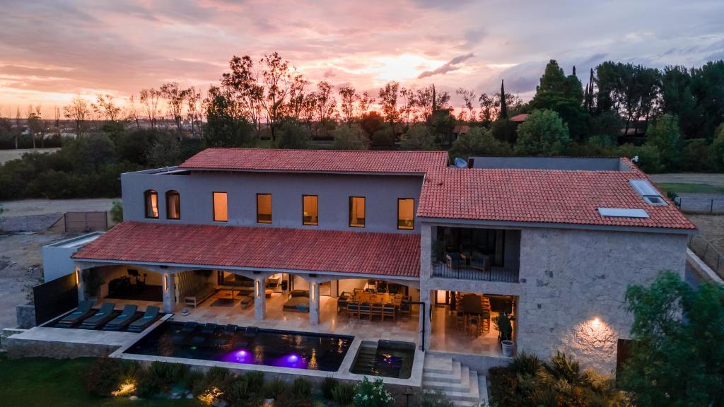 Το κτήριο όπου στεγάζεται  η βίλα