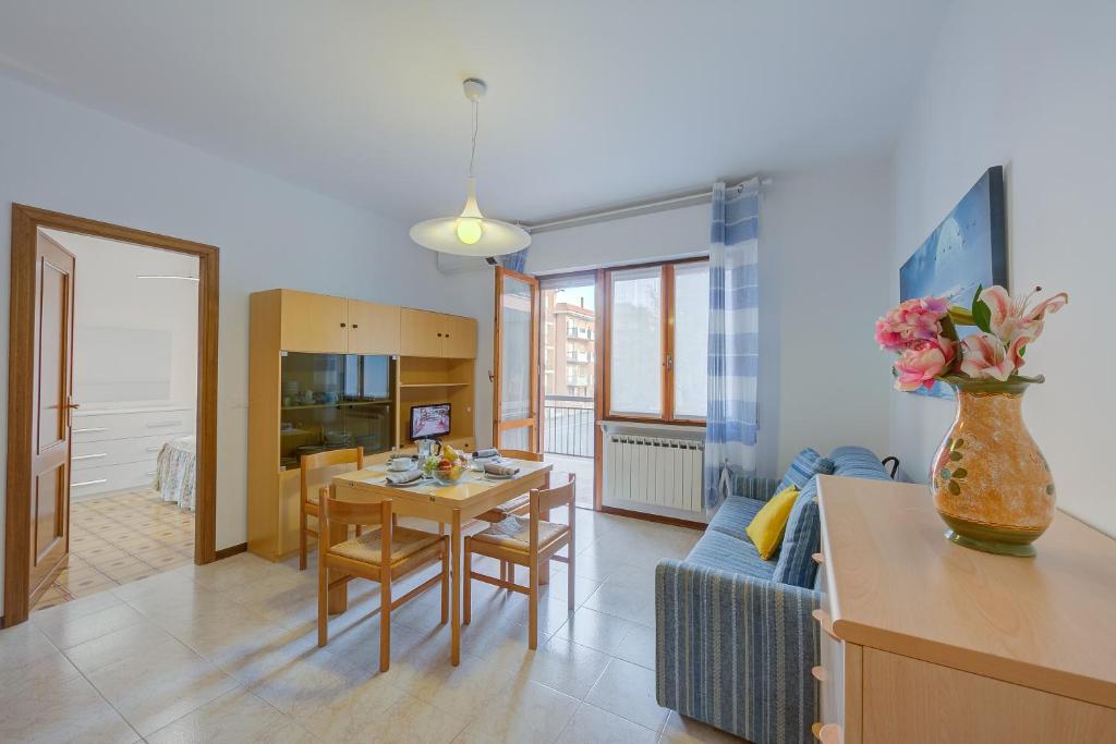 kuchnia i salon ze stołem i kanapą w obiekcie Il Tulipano Giallo 100m From The Sea - Happy Rentals w mieście San Bartolomeo al Mare