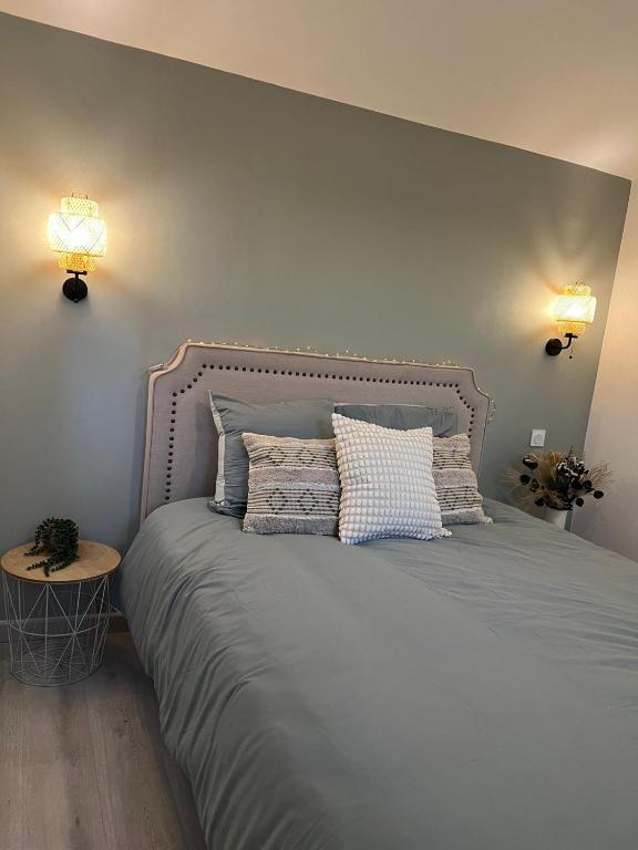 a bedroom with a bed with two pillows on it at Nouveau CDG Parc d'expo de Villepinte in Aulnay-sous-Bois