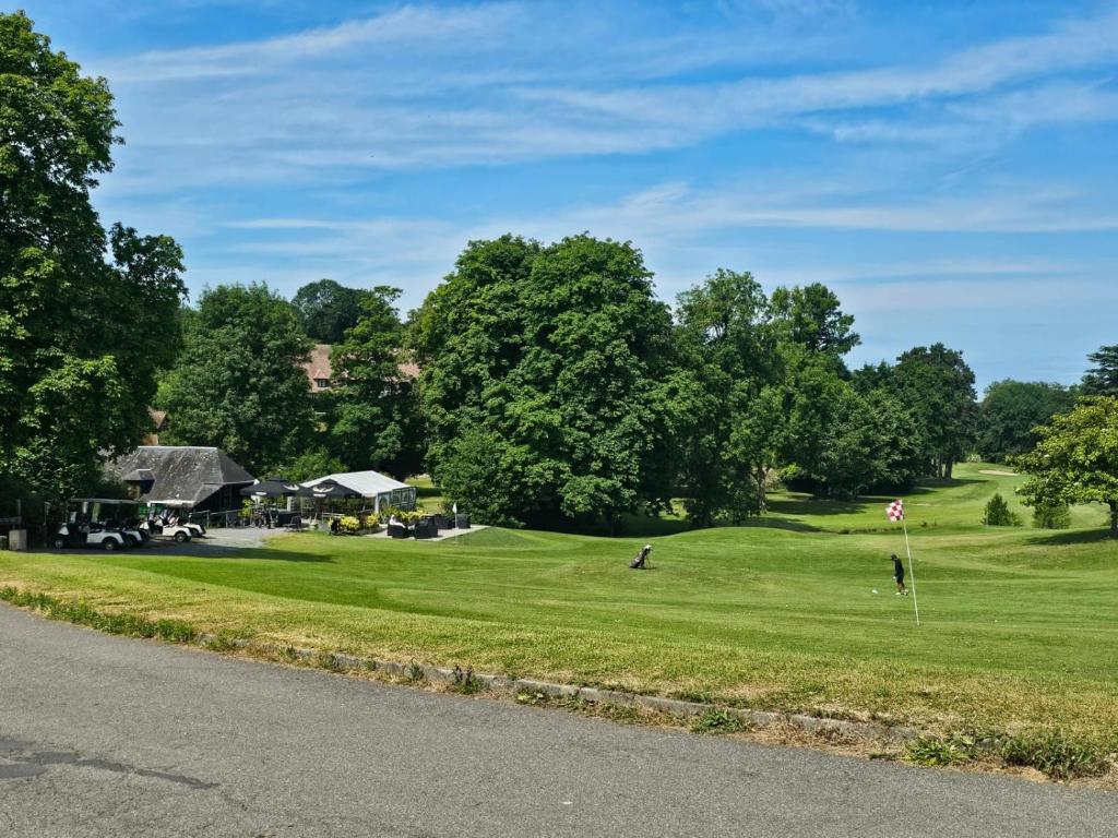 Golf v kempu nebo okolí