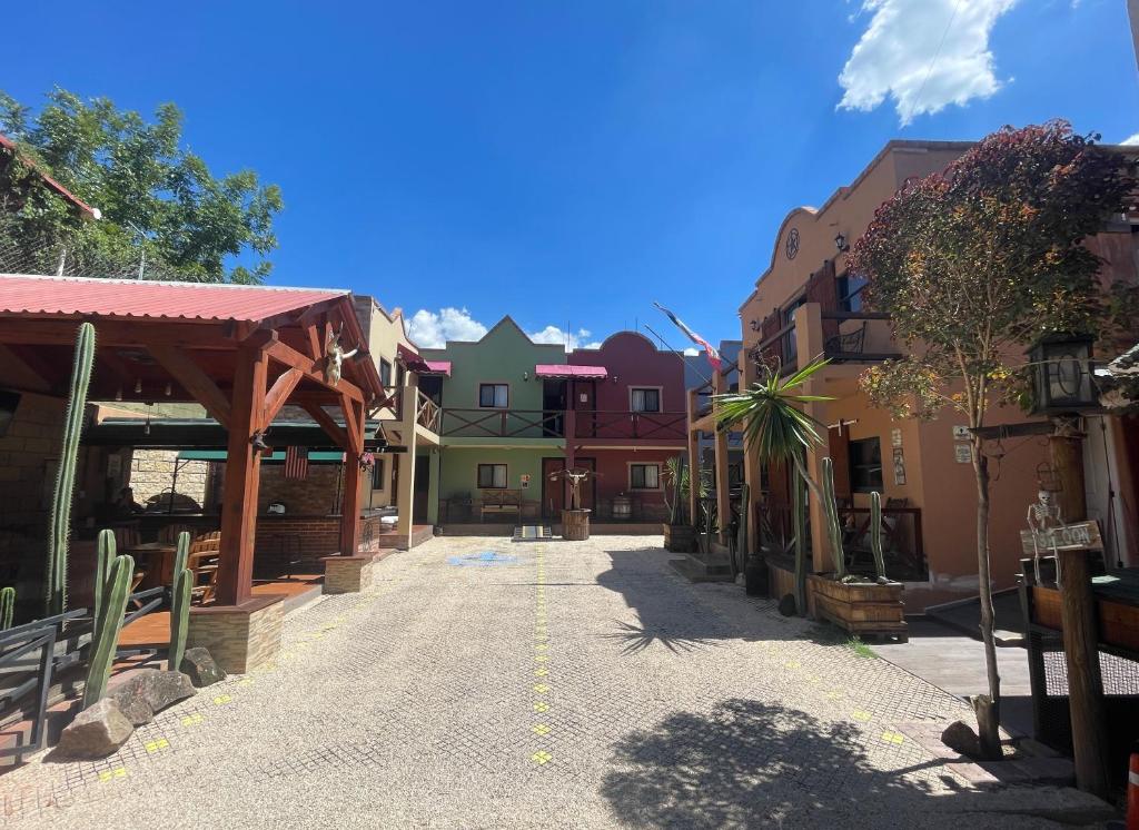 una calle en el medio de una ciudad con edificios en West Refugio, en San Juan del Río