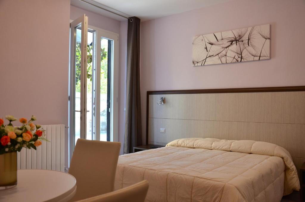 1 dormitorio con cama, mesa y ventana en Florence Stadium B&B, en Florencia