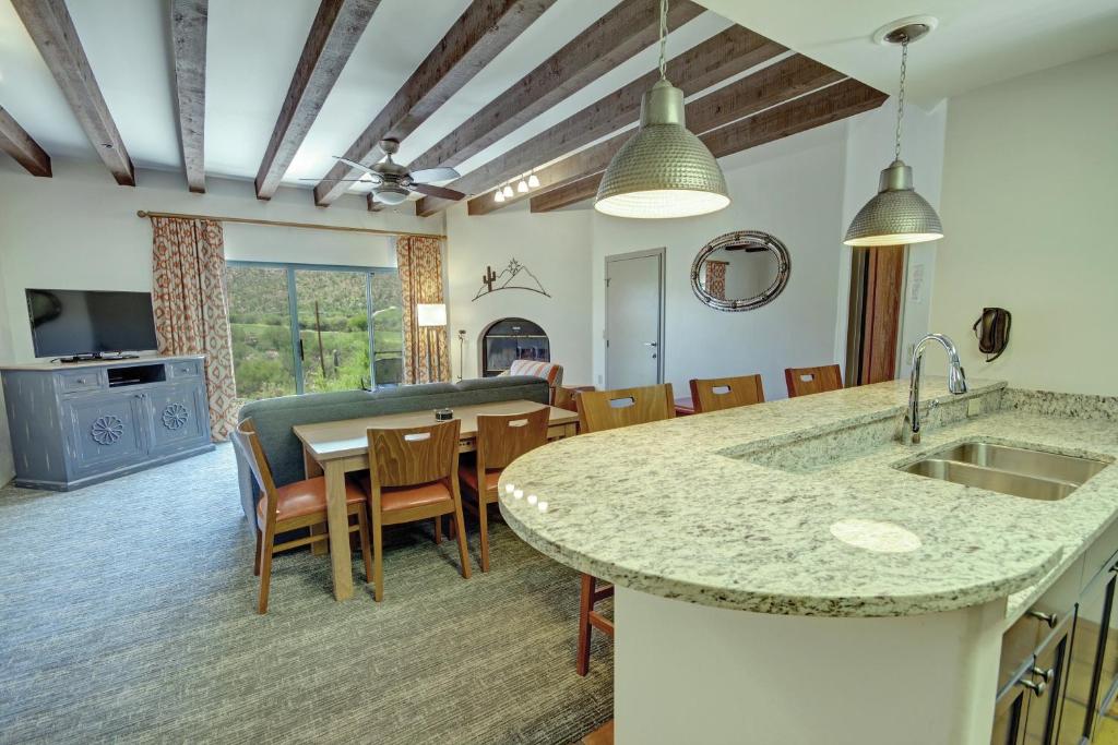 TV a/nebo společenská místnost v ubytování Starr Pass Golf Suites