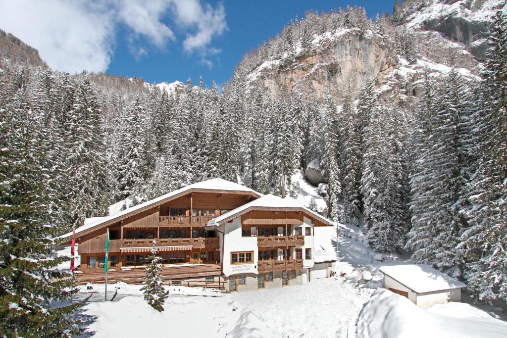 un rifugio da sci in montagna con alberi innevati di Hotel Villetta Maria Cottage a Canazei