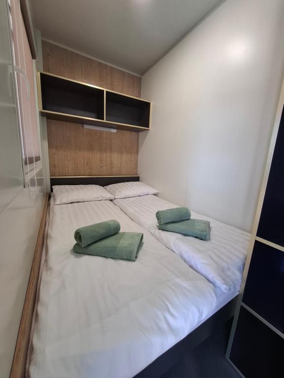 Postel nebo postele na pokoji v ubytování Luna Mobilehomes