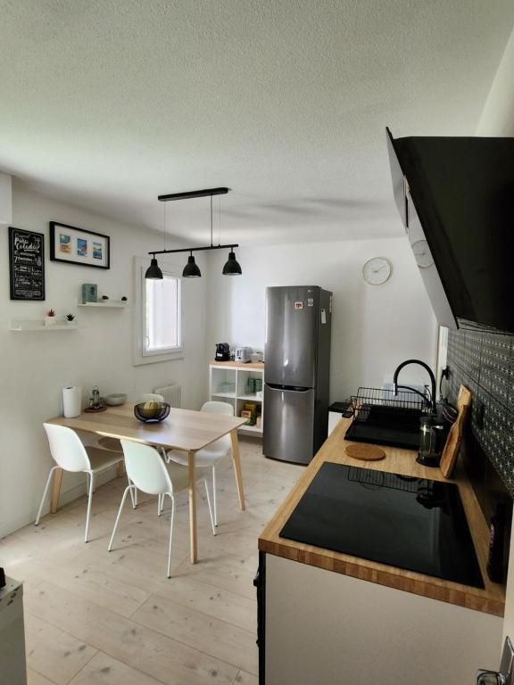 Kuchyň nebo kuchyňský kout v ubytování Le Pradet Cosy Beach Apartment, proximité plage à pied