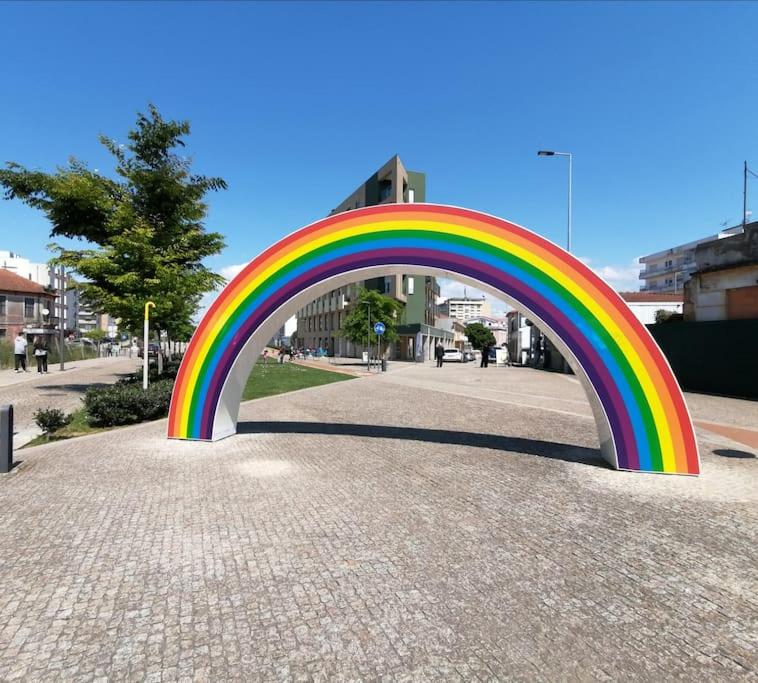 een regenboog staat boven op een straat bij Alameda Apartments 2 in Trofa